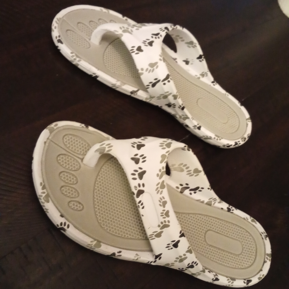 Womens paw flip flops size 9